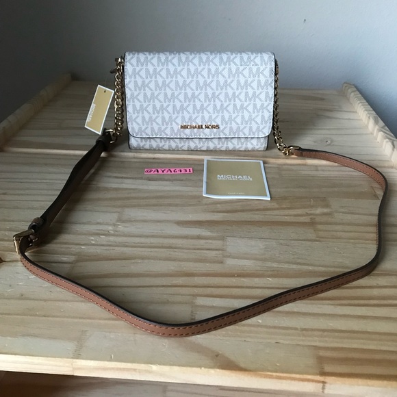 Michael Kors Purse🎈🎈 - Picture 2 of 11